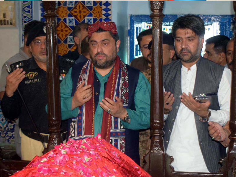 Governor Sindh pays homage to Hazrat Shah Abdul Latif Bhitai's (RA) shrine