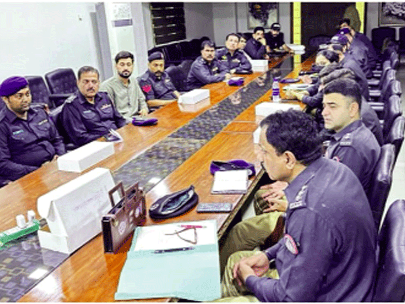 SSP City distributes search app devices given by IG Sindh to personnel SSP City distributes search app devices given by IG Sindh to personnel