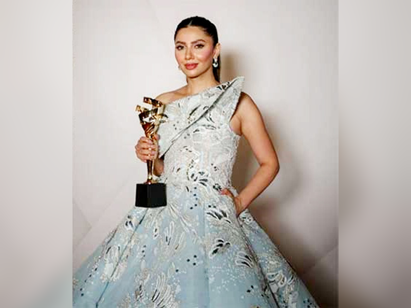 Mahira Khan shines at Dubai Emigala Awards Mahira Khan shines at Dubai Emigala Awards