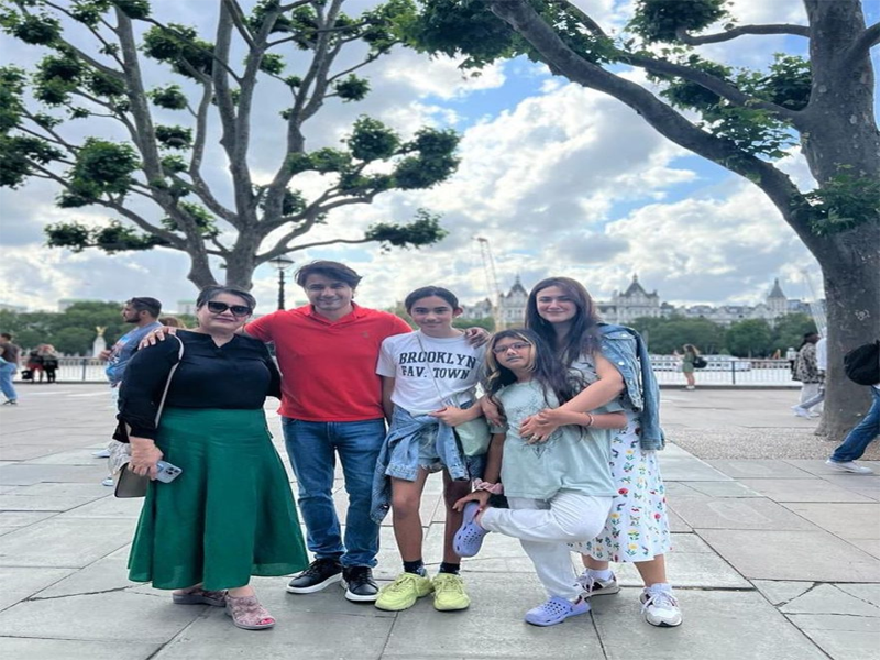 Ali vacations in London with his family