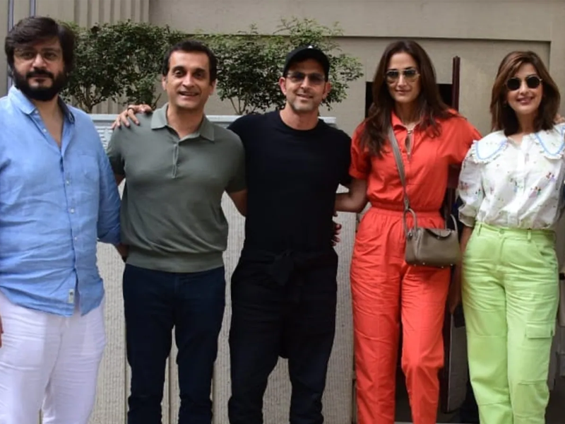 Hrithik Roshan, Sussanne Khan step out for lunch with Sonali Bendre and friends Hrithik Roshan, Sussanne Khan step out for lunch with Sonali Bendre and friends