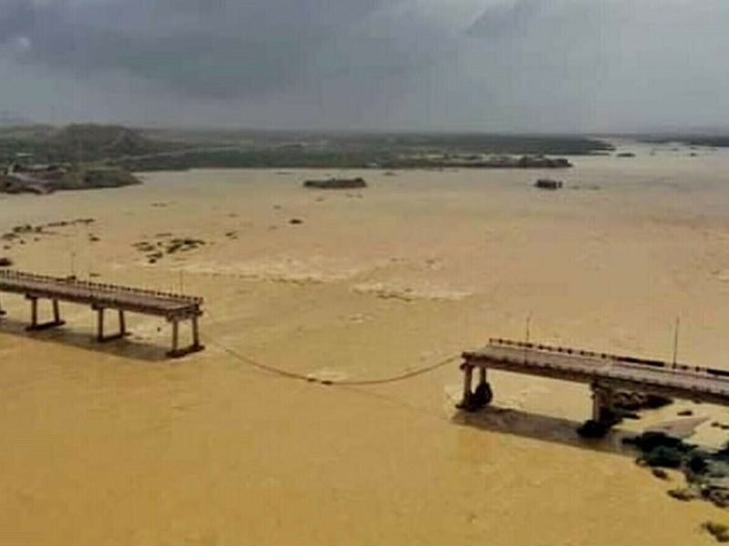 Police foil bid to steal iron scrap of collapsed Hub River Bridge Police foil bid to steal iron scrap of collapsed Hub River Bridge
