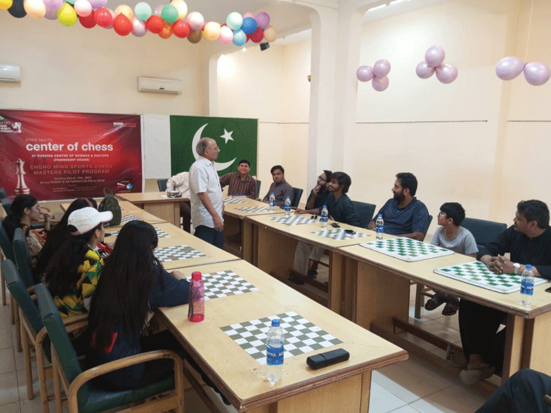 Lodhi simultaneously play 12 at Engro Masters Chess Launch Program