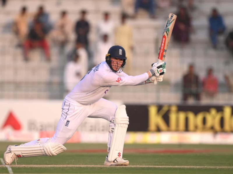 Crawley keeps England afloat after Pakistan pile 556 Crawley keeps England afloat after Pakistan pile 556