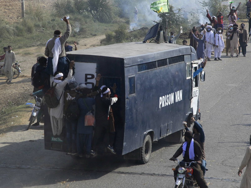 Policemen martyred, several injured