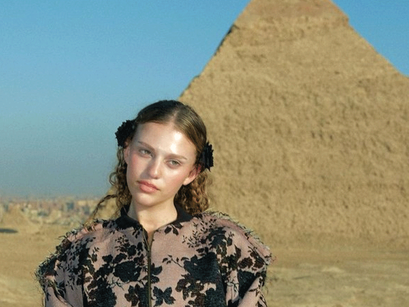 Chilean-Palestinian singer Elyanna strikes a pose at pyramids Chilean-Palestinian singer Elyanna strikes a pose at pyramids