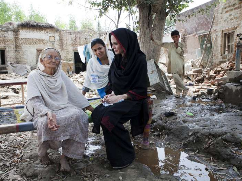 Angelina Jolie visits flood-hit areas in Pakistan