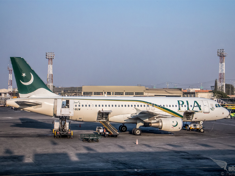 PIA plane makes emergency landing at Karachi Airport PIA plane makes emergency landing at Karachi Airport