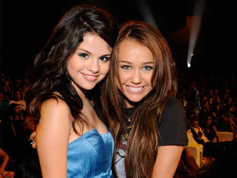Selena cheers Miley on her album announcement post Selena cheers Miley on her album announcement post
