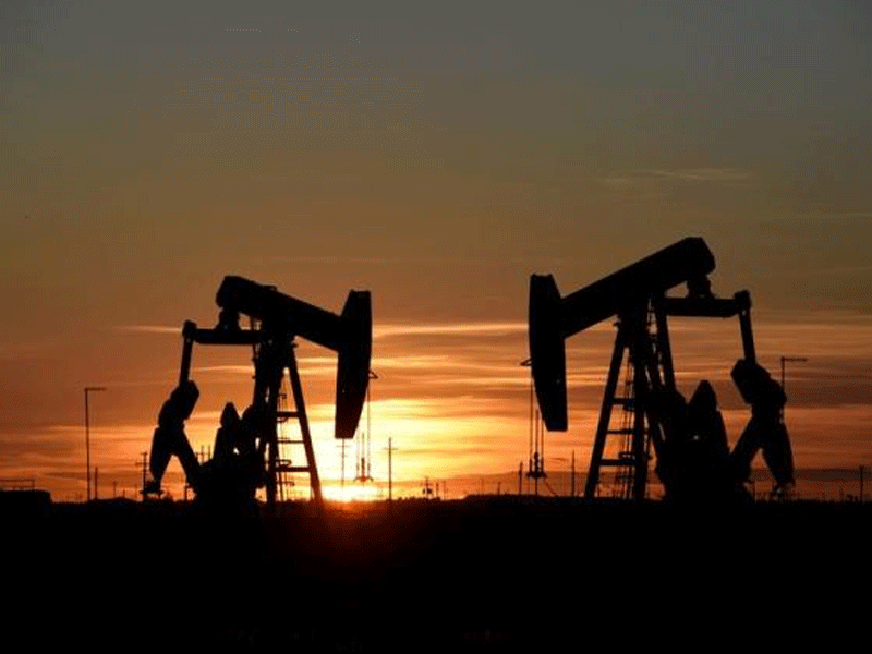 Oil steadies as rate hikes loom, Russian flows stay strong