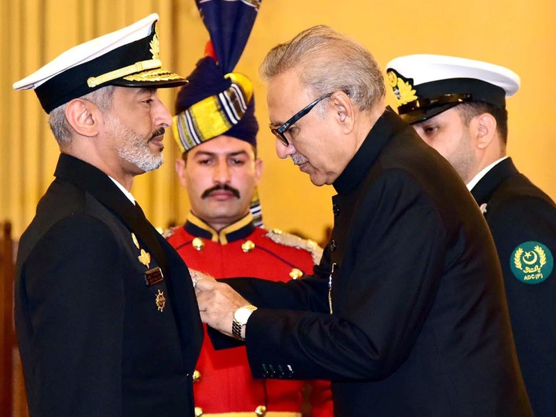 Alvi confers awards on officers, soldiers of Armed Forces