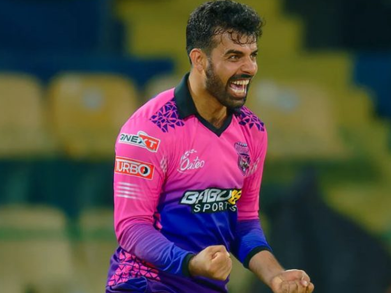 Shadab crowned as ‘Most Valuable Player’ at PSL Fans’ Choice Awards