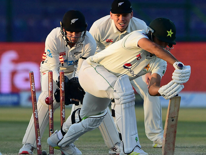 Disaster for Pakistan chasing New Zealand’s 319-run target Disaster for Pakistan chasing New Zealand’s 319-run target