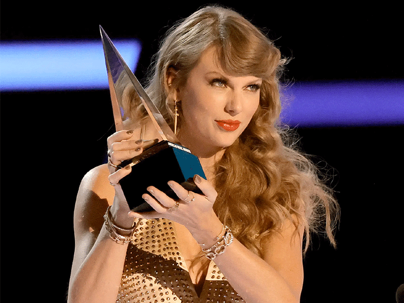 Taylor Swift wins Artist of Year AMA’22 Taylor Swift wins Artist of Year AMA’22