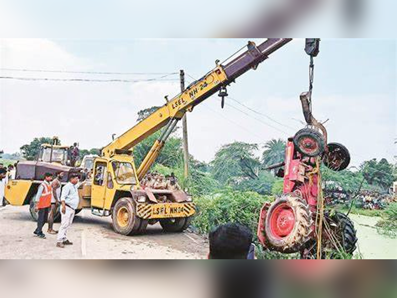 17 killed as tractor-trolley plunges into DG Khan Canal 17 killed as tractor-trolley plunges into DG Khan Canal