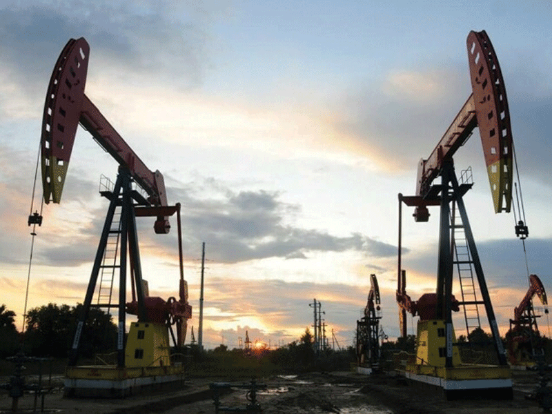 Oil dips after Fed comments, US crude stock build