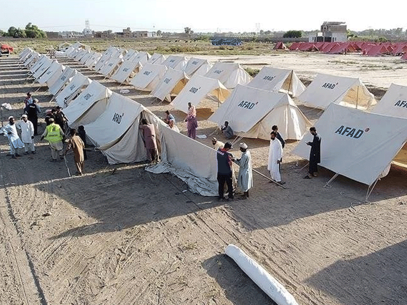 Commissioner visits Malir Tent City Commissioner visits Malir Tent City