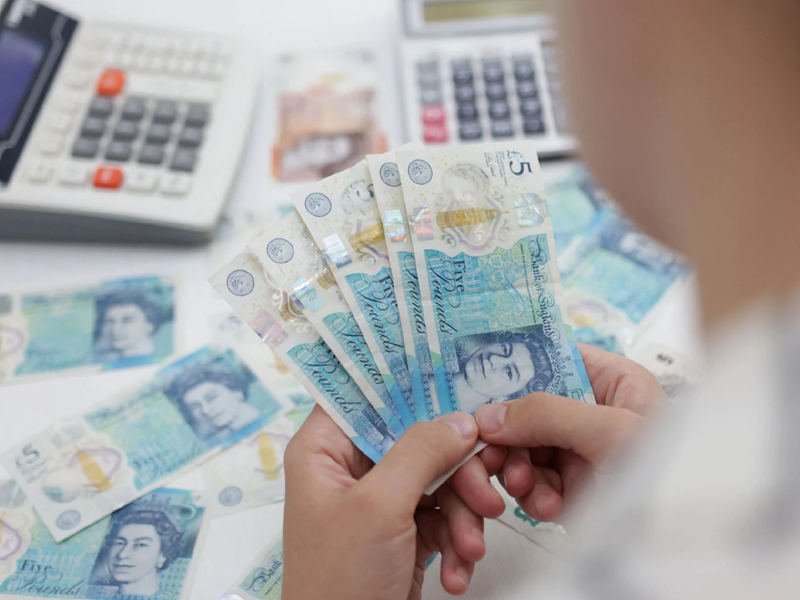 Sterling plunges to all-time low in scathing appraisal of fiscal plan