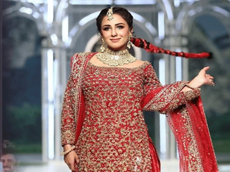 Ushna dances on Bridal Couture Week’s ramp Ushna dances on Bridal Couture Week’s ramp