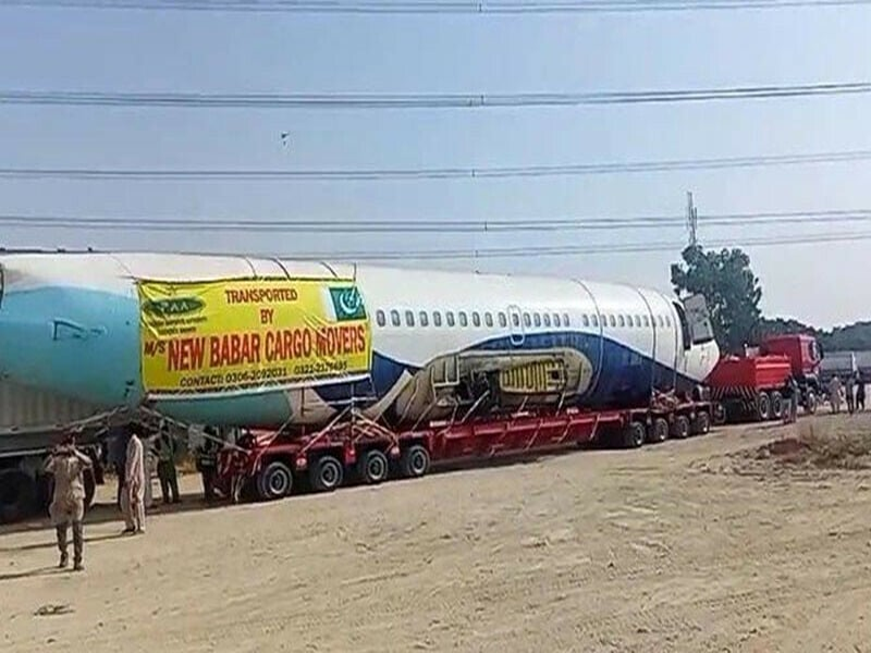 Retired Boeing 737 transported by road from Karachi to Hyderabad Retired Boeing 737 transported by road from Karachi to Hyderabad