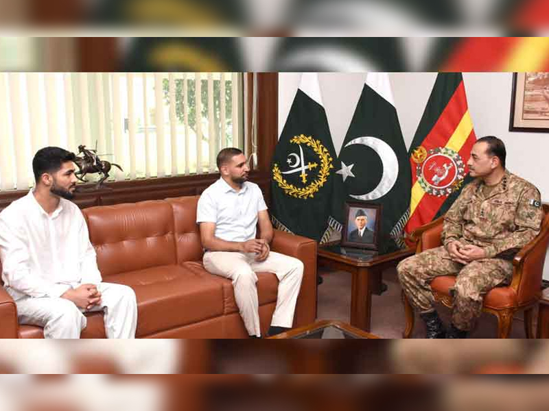 Boxer Amir Khan, martial arts champion Shahzaib Rind meet Army Chief