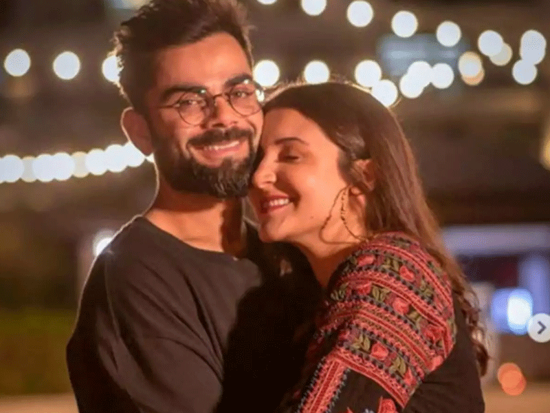 Anushka Sharma is all hearts of Virat Kohli Anushka Sharma is all hearts of Virat Kohli
