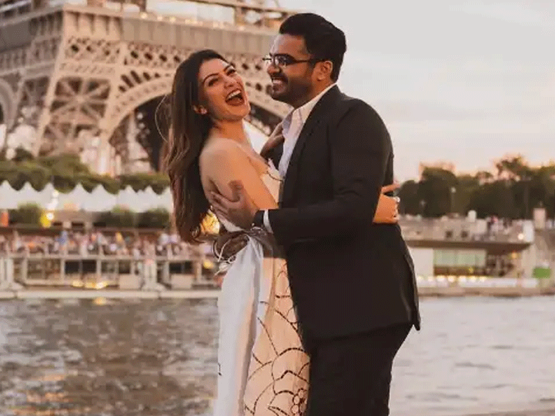 Sohail Kathuria proposes at Eiffel Tower to Hansika Motwani Sohail Kathuria proposes at Eiffel Tower to Hansika Motwani