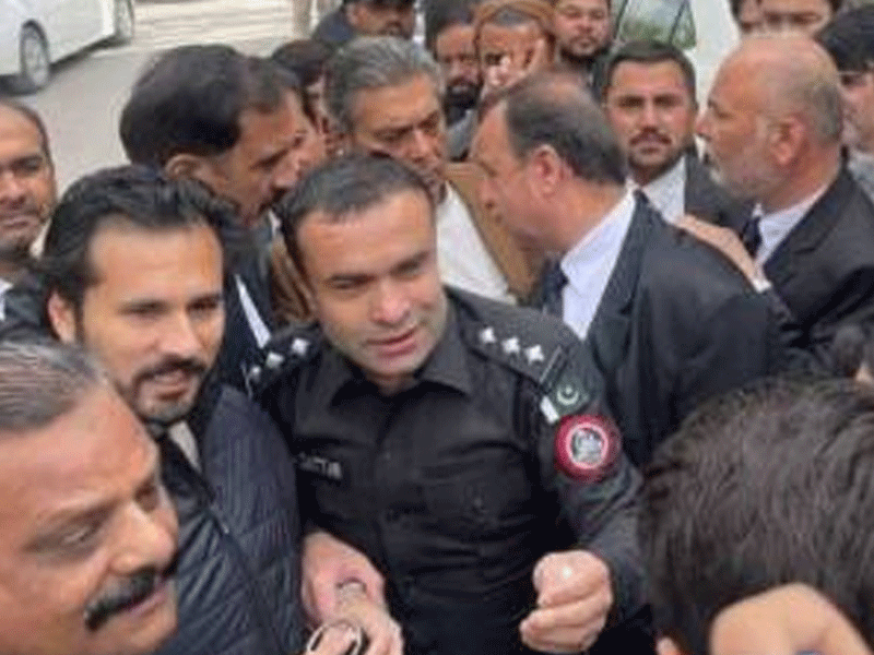 Hassan Niazi handed over to Karachi Police Hassan Niazi handed over to Karachi Police