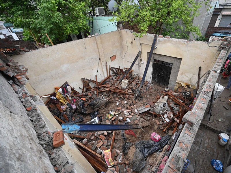 10 persons including 7 children die, 4 injured as roof caves in due to rains 10 persons including 7 children die, 4 injured as roof caves in due to rains