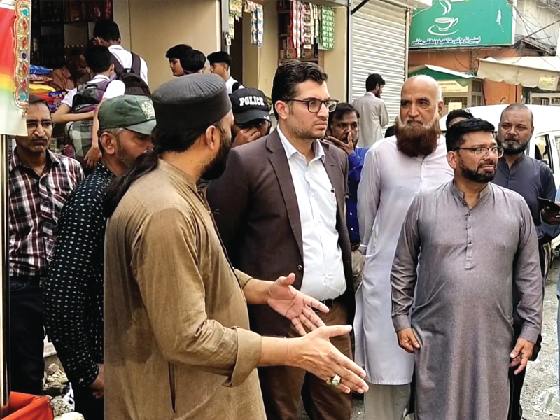 DC Central visits Liaquatabad, issues orders for resolving civic issues DC Central visits Liaquatabad, issues orders for resolving civic issues