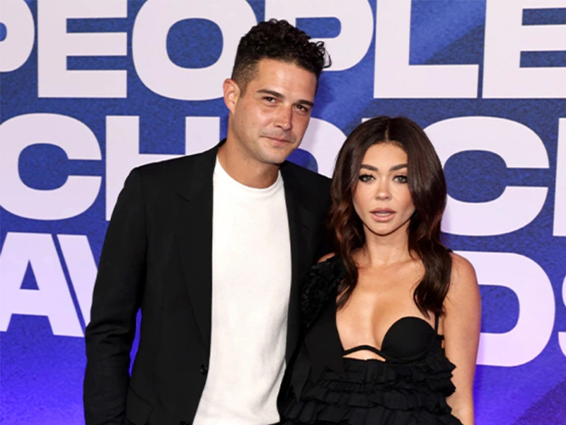 Wells jokingly describes his wife Sarah's personality at People's Choice Awards Wells jokingly describes his wife Sarah's personality at People's Choice Awards
