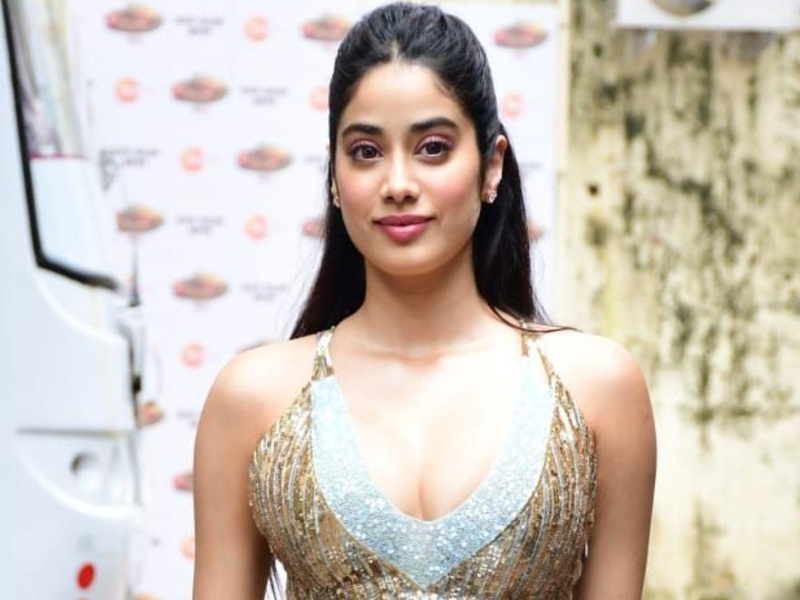 Janhvi Kapoor dances to Rekha’s ‘Dil Cheez Kiya Hai’, video goes viral Janhvi Kapoor dances to Rekha’s ‘Dil Cheez Kiya Hai’, video goes viral