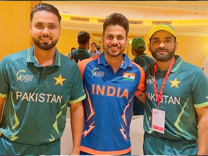 Pakistan, Indian players share light moment Pakistan, Indian players share light moment