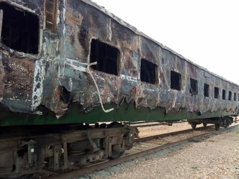Fire in Karachi Express kills seven Fire in Karachi Express kills seven